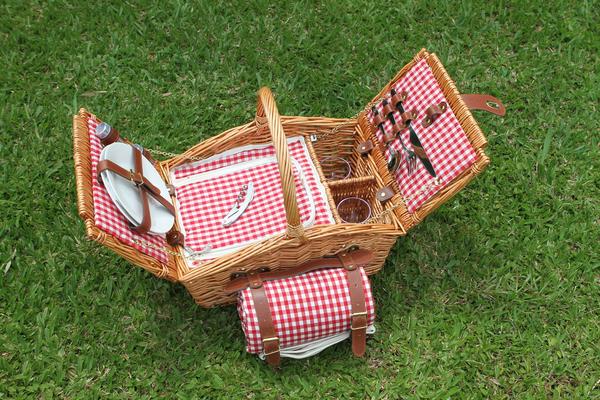 В удобной и вместительной корзинке для пикников предусмотрено все для комфортного отдыха на природе