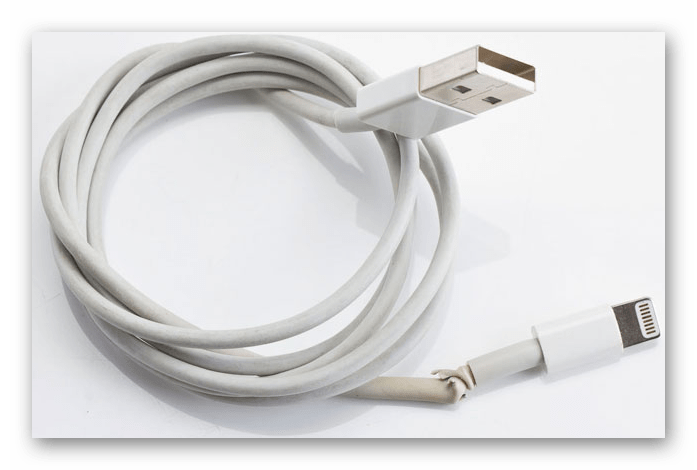 Пример деформированного кабеля USB от Apple