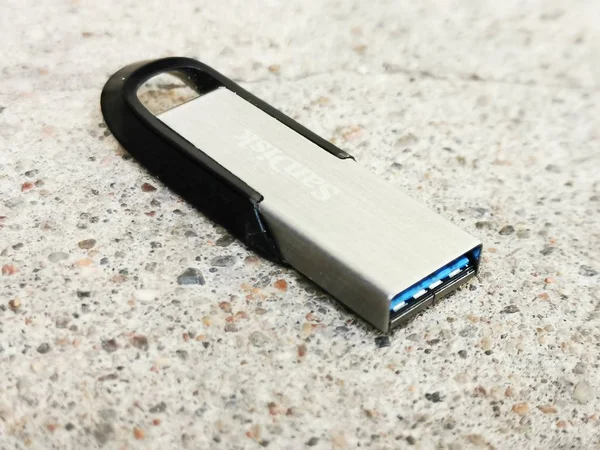 ОБ 4.0, ОБ 3.0, micro USB, USB type-c, передача данных, скорость, инновации, технологии, компьютеры, безопасность, хранение данных, флэш-накопитель, твердотельные накопители, флэш-накопитель, жесткие диски, — стоковое изображение Micro Usb Usb Type Передача Данных Скорость Инновации Технологии Компьютеры Лицензионные Стоковые Изображения