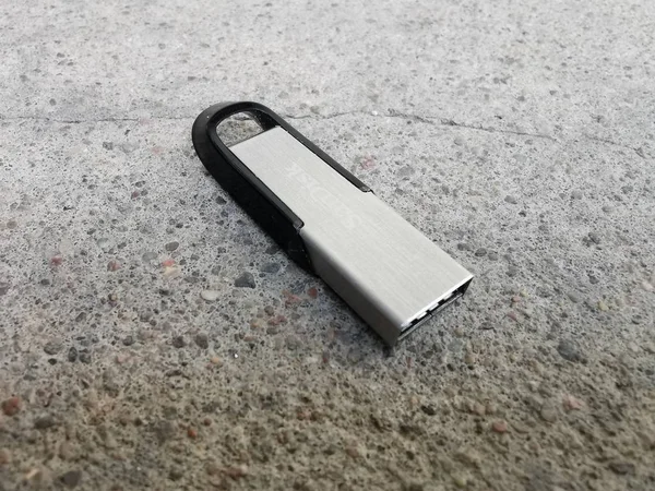 ОБ 4.0, ОБ 3.0, micro USB, USB type-c, передача данных, скорость, инновации, технологии, компьютеры, безопасность, хранение данных, флэш-накопитель, твердотельные накопители, флэш-накопитель, жесткие диски, — стоковое изображение Micro Usb Usb Type Передача Данных Скорость Инновации Технологии Компьютеры Лицензионные Стоковые Изображения