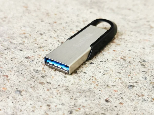 ОБ 4.0, ОБ 3.0, micro USB, USB type-c, передача данных, скорость, инновации, технологии, компьютеры, безопасность, хранение данных, флэш-накопитель, твердотельные накопители, флэш-накопитель, жесткие диски, — стоковое изображение Micro Usb Usb Type Передача Данных Скорость Инновации Технологии Компьютеры Лицензионные Стоковые Фото