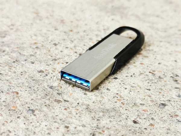 ОБ 4.0, ОБ 3.0, micro USB, USB type-c, передача данных, скорость, инновации, технологии, компьютеры, безопасность, хранение данных, флэш-накопитель, твердотельные накопители, флэш-накопитель, жесткие диски, — стоковое изображение Micro Usb Usb Type Передача Данных Скорость Инновации Технологии Компьютеры Лицензионные Стоковые Изображения