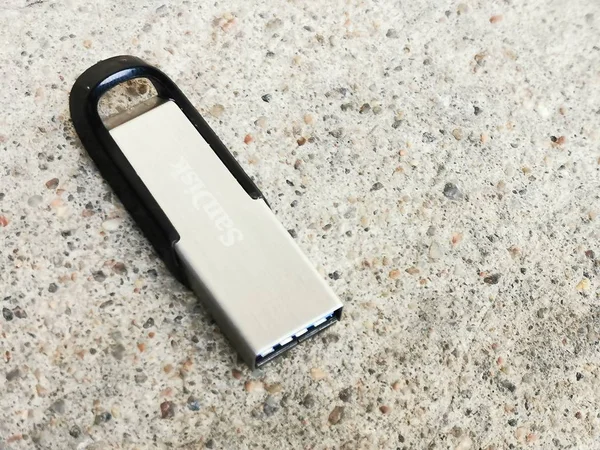 ОБ 4.0, ОБ 3.0, micro USB, USB type-c, передача данных, скорость, инновации, технологии, компьютеры, безопасность, хранение данных, флэш-накопитель, твердотельные накопители, флэш-накопитель, жесткие диски, — стоковое изображение Micro Usb Usb Type Передача Данных Скорость Инновации Технологии Компьютеры Лицензионные Стоковые Фото