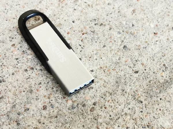 ОБ 4.0, ОБ 3.0, micro USB, USB type-c, передача данных, скорость, инновации, технологии, компьютеры, безопасность, хранение данных, флэш-накопитель, твердотельные накопители, флэш-накопитель, жесткие диски, — стоковое изображение Micro Usb Usb Type Передача Данных Скорость Инновации Технологии Компьютеры Стоковое Изображение