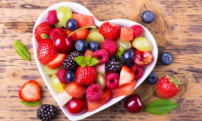 ягоды ассорти тарелка сердце