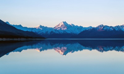 озеро гора отражение снежные горы чистое небо